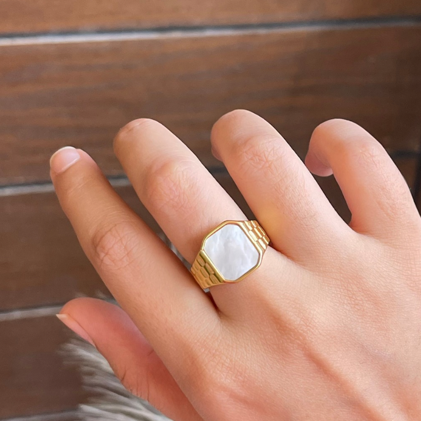 SIGNET RING WITH PEARLY SHINE