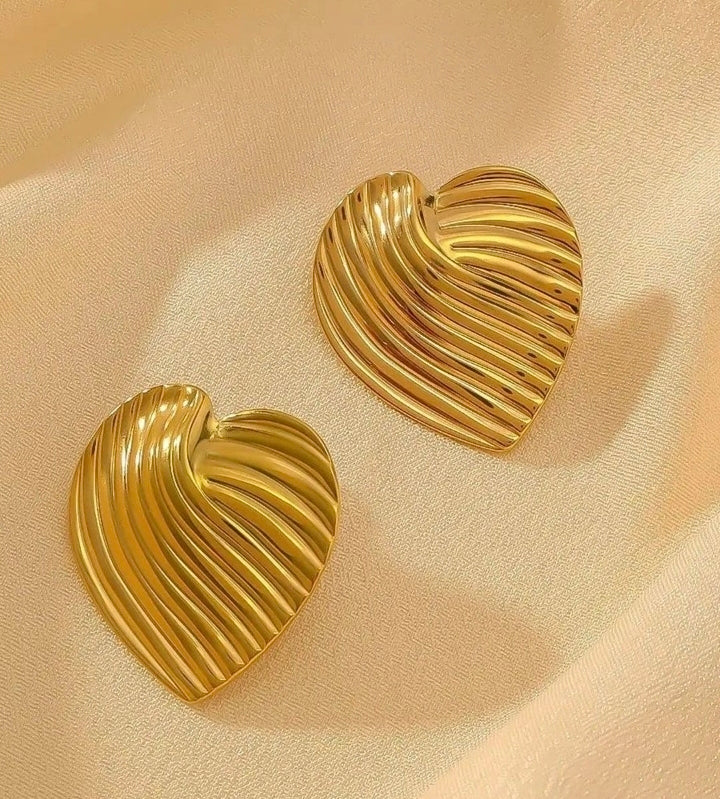 RIBBED GOLD HEART STUDS
