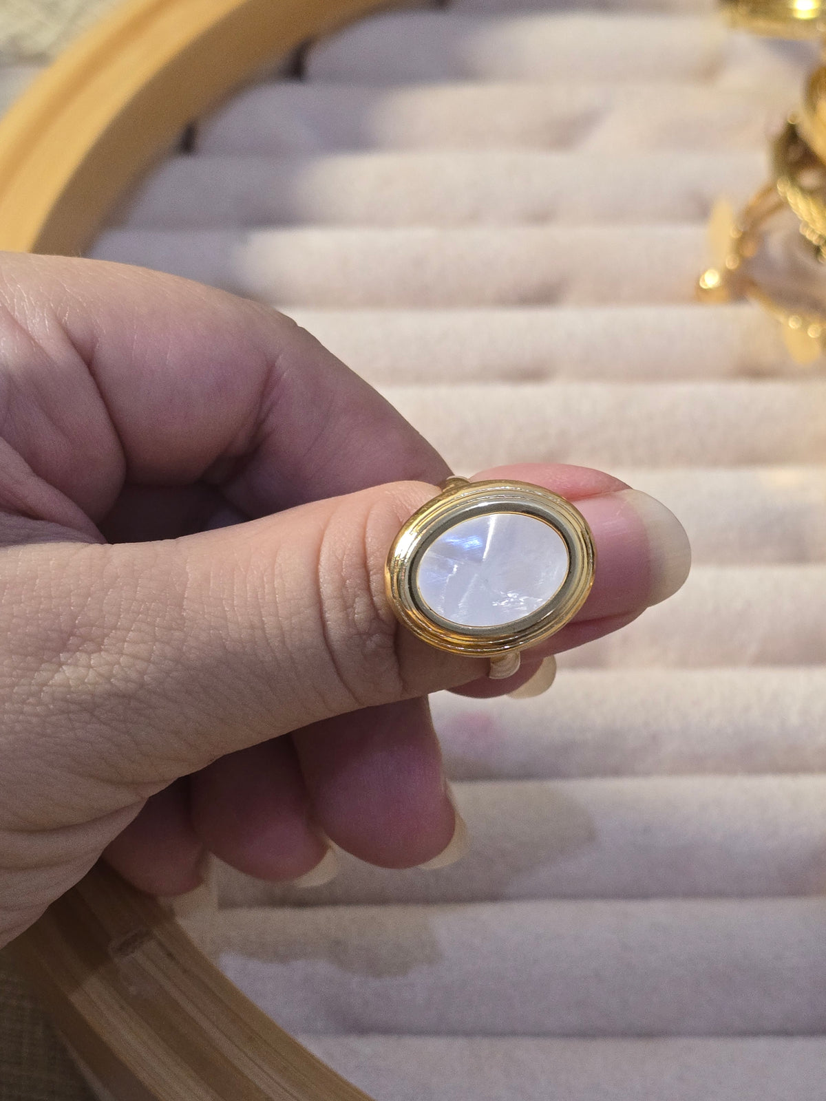 MOTHER OF PEARL ROUND STATEMENT ADJUSTABLE RING