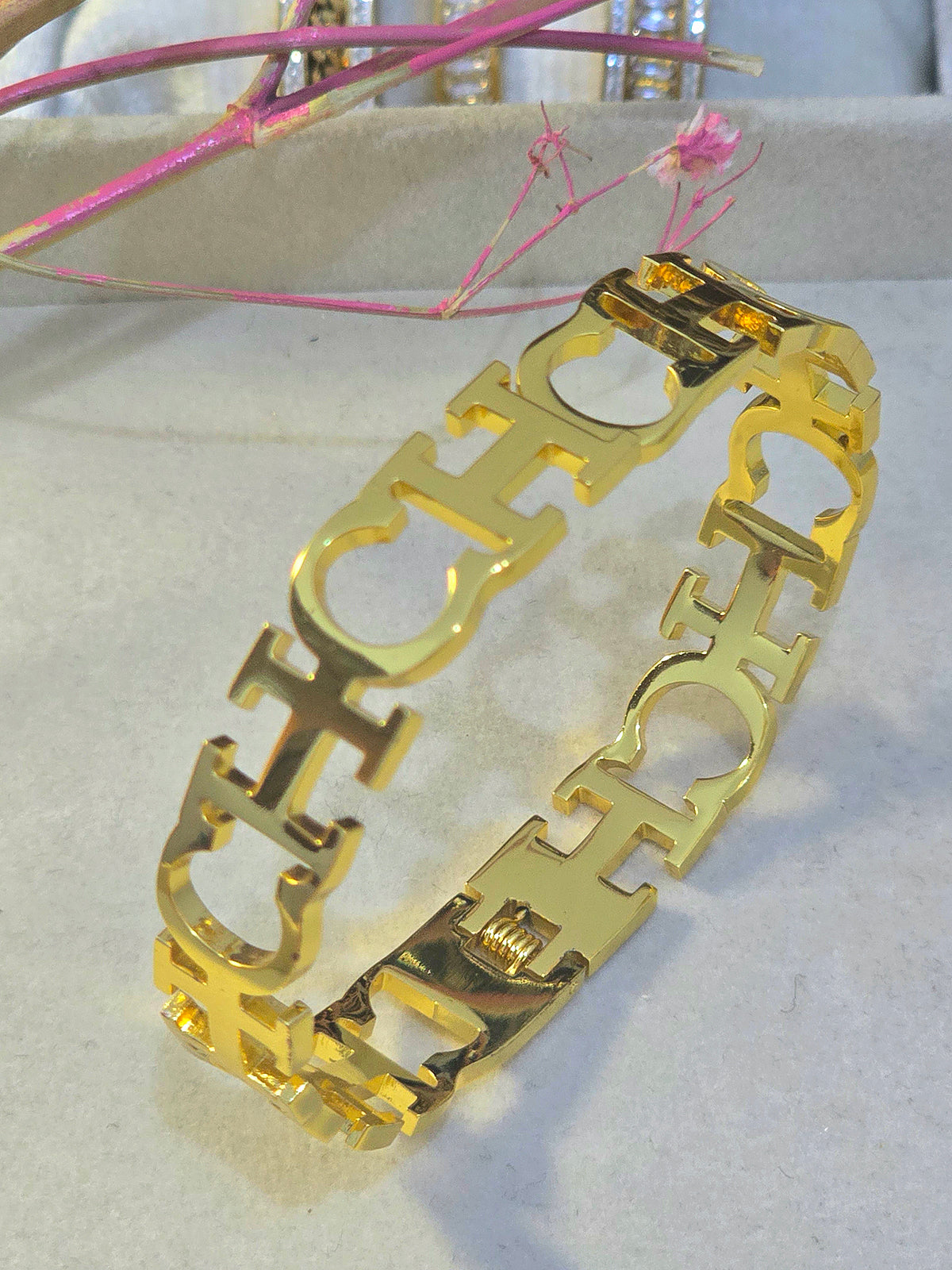 DESIGNER STYLE 18K GOLD PLATED STAINLESS STEEL HANDCUFF