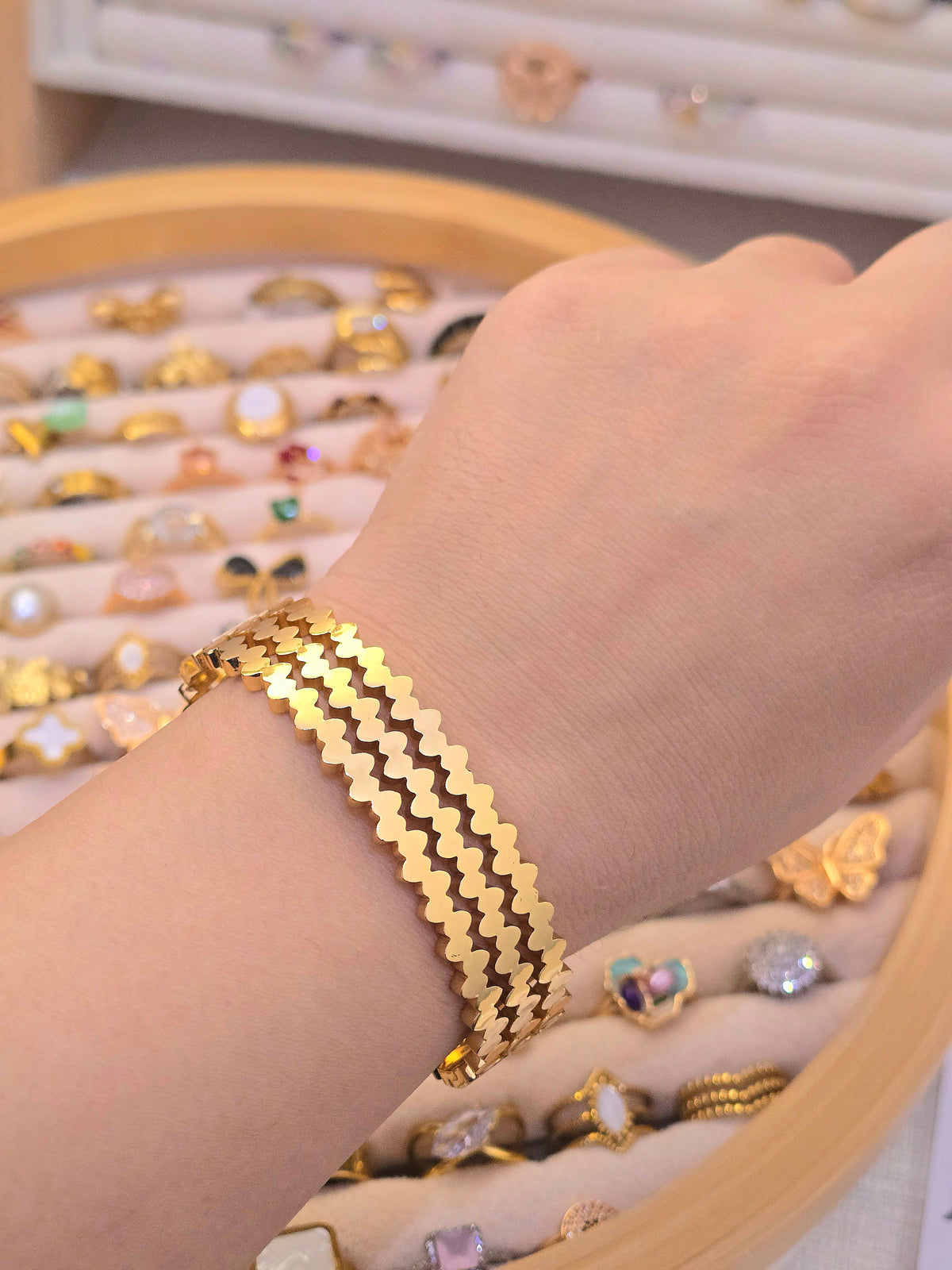 AURA SCULPTED STAINLESS STEEL 18K GOLD PLATED HANDCUFF