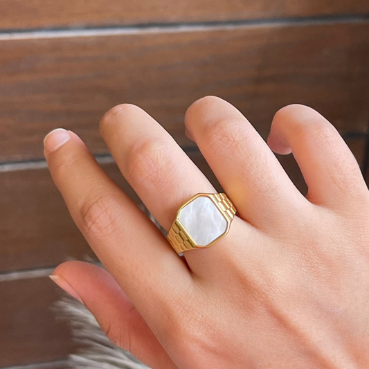SIGNET RING WITH PEARLY SHINE