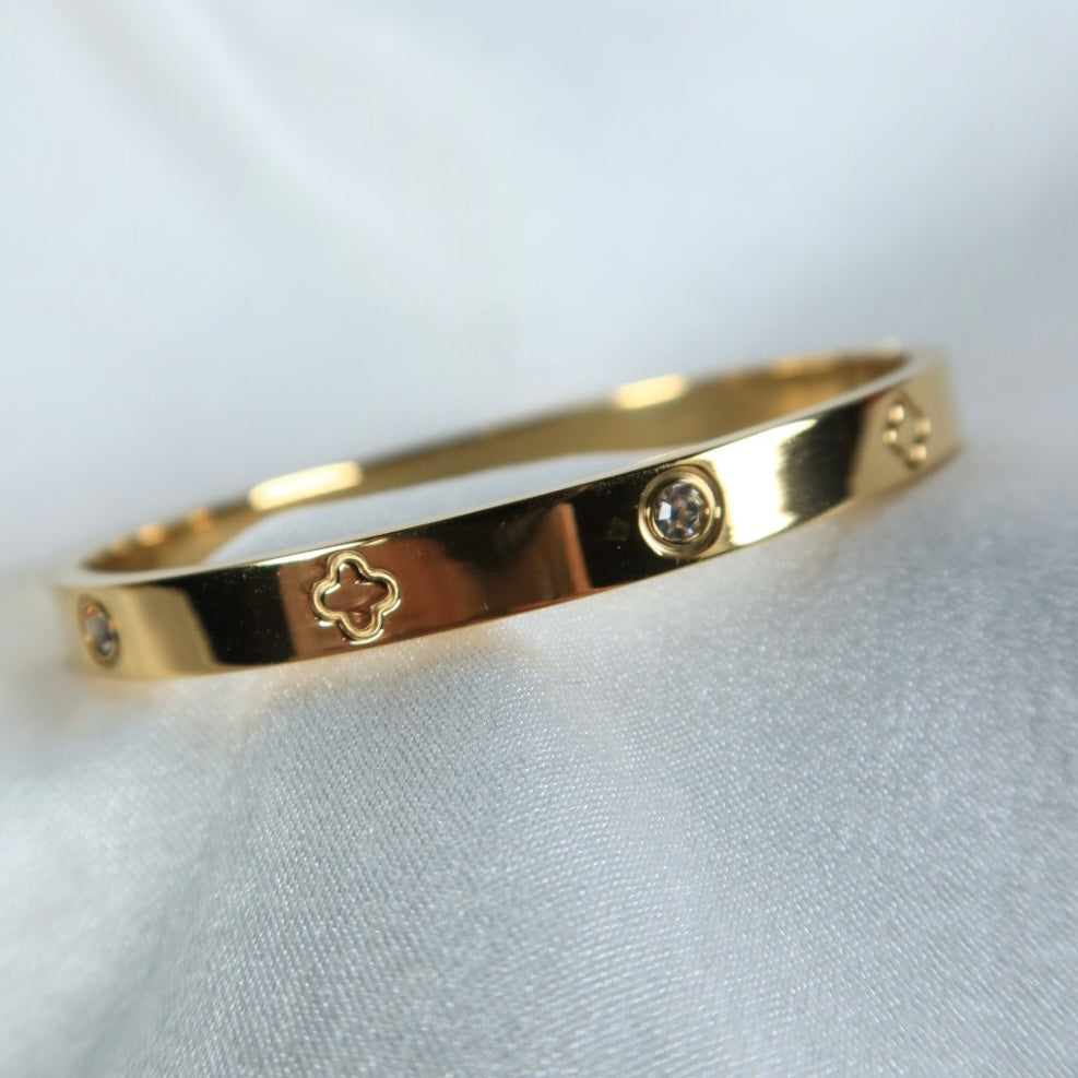 CLASSIC GOLDEN CLOVER MOTIF WITH ZIRCOON EMBEDDED HANDCUFF 18K GOLD PLATED