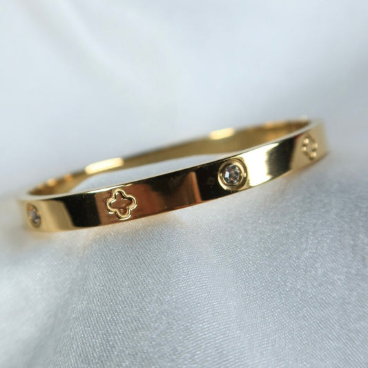 CLASSIC GOLDEN CLOVER MOTIF WITH ZIRCOON EMBEDDED HANDCUFF 18K GOLD PLATED