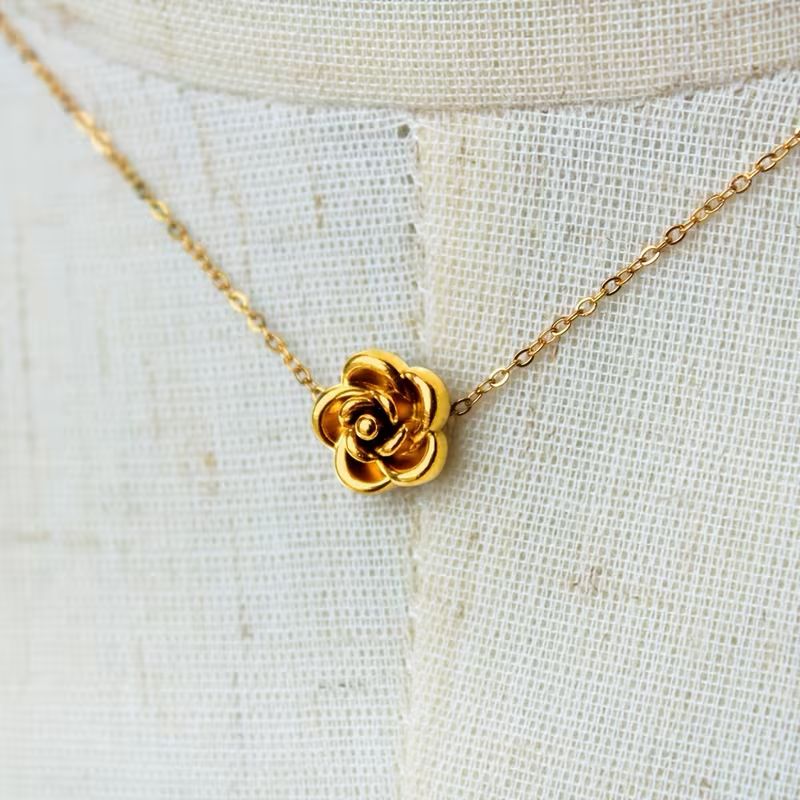GOLDEN ROSE BLOOM PENDANT NECKLACE