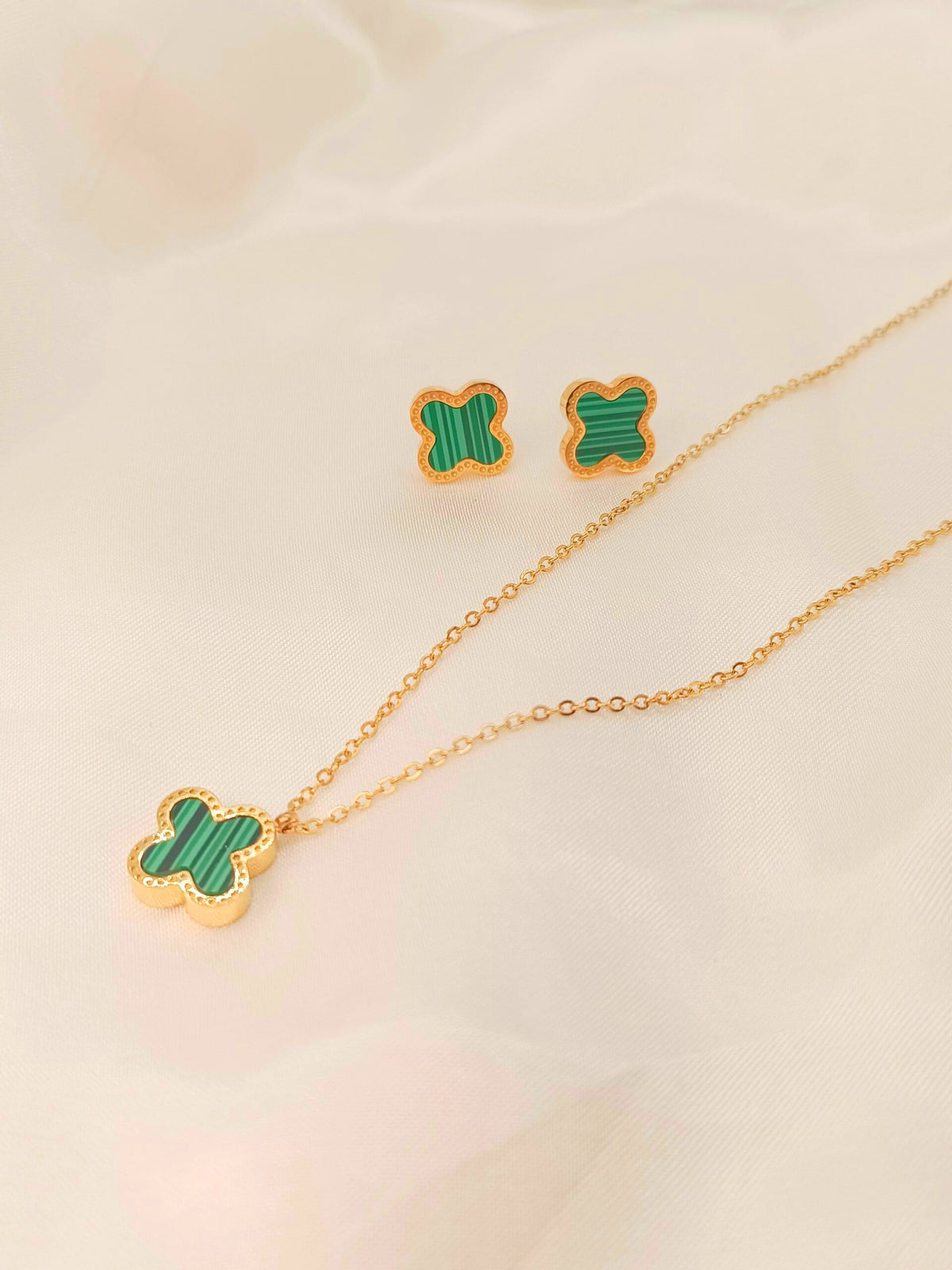 GREEN PATTERNED CLOVER NECKLACE SET IN STAINLESS STEEL