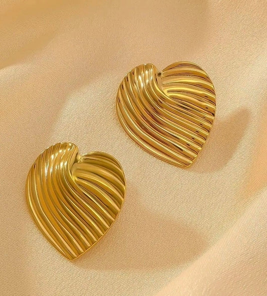 RIBBED GOLD HEART STUDS