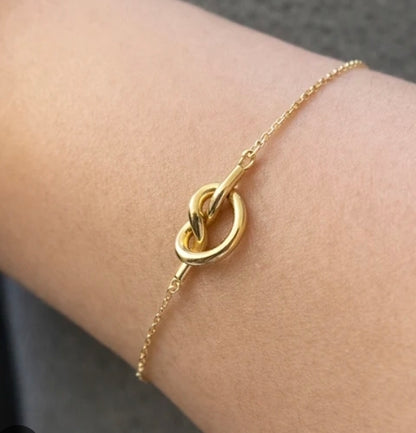 DAINTY LOVE KNOT STAINLESS STEEL BRACELET