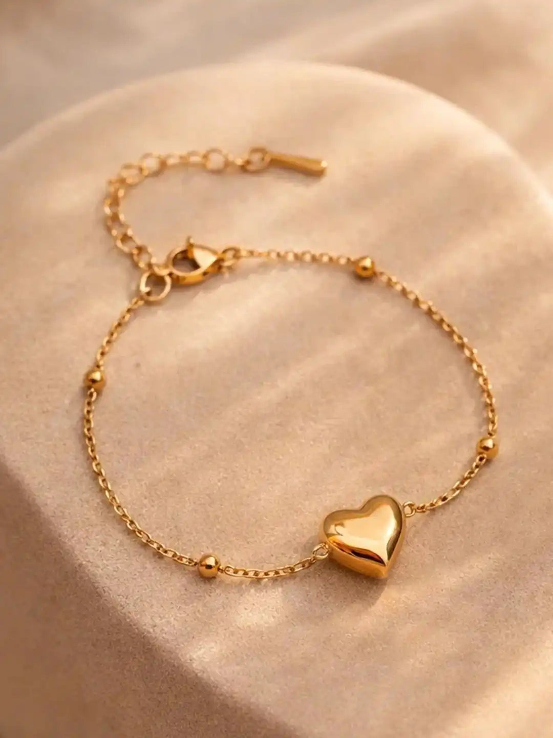 CHUNKY GOLDEN HEART CHARM BRACELET IN STAINLESS STEEL
